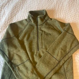THE NORTH FACE Men’s ½ zip fleece. Army green